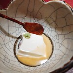 赤坂 渡なべ - 胡麻豆腐…白いのですが、胡麻の濃厚な味と香りがします