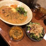 SPICY CURRY 魯珈 - 渡り蟹は脚がはみ出さないよう単品で、キーマはプチで注文。大好きな魯珈サラダも欠かせません。