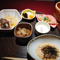 赤坂 渡なべ - メイン…鯛と大根の炊き合わせ、豆味の南蛮漬け、松坂牛の筋煮込み、海老芋の茶わん蒸し、鯛のゴマダレ、香の物。 ご飯は一組ずつかわいいお釜で炊いてくれます。ツヤツヤです。 鯛はそのまま酒のアテにしてもよし、ご飯に乗せてもよし、鯛茶にしてもよし。