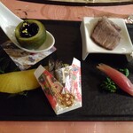 フォーシーズン・ダイニングルーム - 1/3　和牛ローストビーフ　柚子胡椒仕立て　菜の花昆布〆　田作り　数の子西京漬け　黒豆すだち釜盛り　金箔