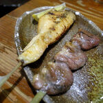 備中屋 - 左：手羽先（１６５円） 右：はつ串（１４０円）