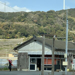 ラーメン げんこつ家 - 開店してのぼりを立てに行く店主とお店の外観
