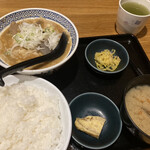 Uogashi Onihei - もつ煮定食。