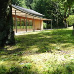 とらや工房 - 苔生した庭