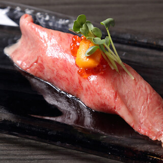 大判のお肉を贅沢に味わう逸品、厳選部位のお寿司もございます。
