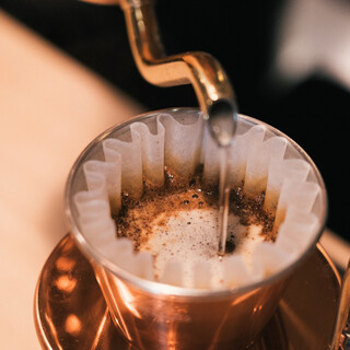 根據咖啡豆的狀態改變沖泡方法的特殊咖啡。搭配甜甜的甜點◎