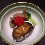 Washoku Yotsuba - 蒸し鮑、くわい、金時人参のねじり梅、筍、青菜、芋の炊き合わせ上からアップ