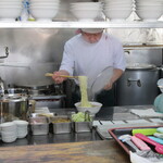 青竹手打ラーメン 日向屋 - 湯切りも観える､特等席。