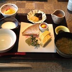 Shima Kankou Hoteru Beisui-To - 朝食
      三重県産干物、出汁巻き玉子、伊勢海苔佃煮、味噌汁、フルーツ、ヨーグルト