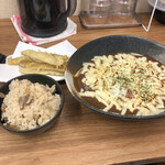 Marutake Udon - チーズカレーうどん　トッピングごぼう天　かしわ飯