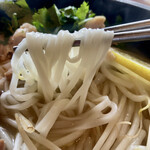 ラープと琥珀と時々煙り - 無添加で手羽＆ぶつ切りでスープ取ったのって水炊きやんww