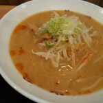 半田屋 - 味噌ラーメン@320円。少し七味と、辣油を垂らして！