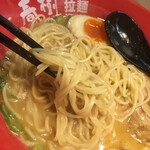 エビ豚骨拉麺 春樹 - えび豚骨味噌ラーメンの細麺。