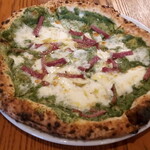 Trattoria Pizzeria  Appetito - ほうれん草・サラミ・モッツァレラのピザ