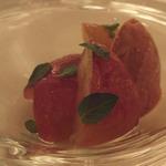 アルベルゴ・バンブー - 「30℃コンフィーの桃」⑥：桃がコリッ♪　甘酸っぱくてミントの香りに溢れています！