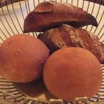 アルベルゴ・バンブー - 「ミルクパンとライ麦パン」（お代わり分）：石窯で焼いた自家製パンは香ばしい♪