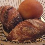 アルベルゴ・バンブー - パリッとした香ばしい皮が特長の「ライ麦パン」と小麦の香りを充分引き出した「ミルクパン」
