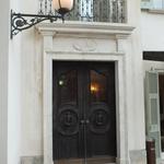 アルベルゴ・バンブー - マホガニーのメイン玄関扉のノッカーは1700年代のオランダ製とか！