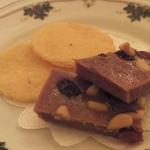 アルベルゴ・バンブー - 「黒トリュフのタルト」 ⑧：素朴な食感のポレンタの粉のクッキーを添えて。