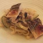 アルベルゴ・バンブー - 「自家製フェットチーネと早川の鮎」⑧：カリッと焼き上げた鮎の芳しい香りは清冽！