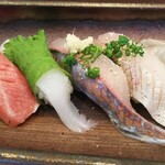 玄海鮨 - 左から  トロ  イカ  アジ  カンパチ腹身