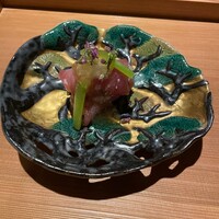 日本料理 晴山 - 大根おろしとしゃくし菜を巻いた鰤の昆布締めとちしゃとう
