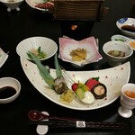 歴史の宿 御客屋 - お野菜は宿の畑で栽培しているものも。奥の数の子皿に添えられたゴボウの笹がきは細くて味付けも繊細。左手前の椀は茶碗蒸しです。滑らかな舌触りに上品なお出汁。すべてに神経が行き届いています