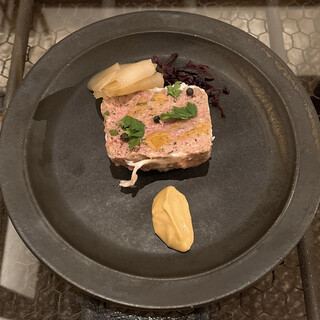 シャルキュトリーとワインの店 曲_0