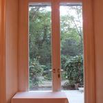 アルベルゴ・バンブー - 窓から見える箱根の緑は、壮大なフレームで切り取られた風景画のよう♪