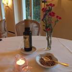 アルベルゴ・バンブー - パンは、クミンが香る「ミックスナッツ」とテーブルのオリーブオイルをつけていただきます♪