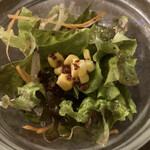 ミート屋 - 付け合わせのサラダ