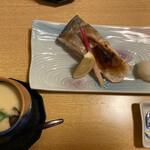 Honke Ayumi Sushi - マナガツオの塩焼きと茶碗蒸し