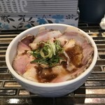 ヌードルズキッチン ガナーズ - 国産豚のローストポーク丼