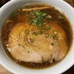 松戸中華そば　富田食堂 - 料理写真:こだわりぬいた至極のスープ！「らぁ麺(醤油）」