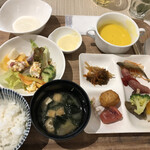 テンザホテル＆スカイスパ - 先ずは一の膳
      スープはかぼちゃスープ
      真ん中はチーズフォンデュ用チーズ
      左上は山芋おろし、ご飯はゆめぴりか