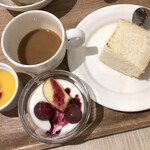 テンザホテル＆スカイスパ - 二の膳（本当は三の膳ww）
      パンは5種類くらいありました
      オーブントースターはバルミューダ設置