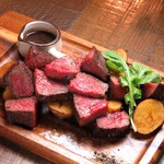 ビストリア - 看板メニュー！厳選。黒毛和牛の肉レンガ