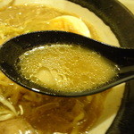 麺屋 マルニ - 味噌ラーメンスープアップ