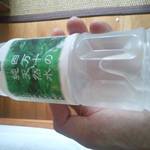 オーベルジュ土佐山 - 部屋の冷蔵庫の中のサービスのお水