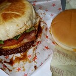 Stamina本舗 Kaya - マクドナルドのチーズバーガーとの大きさ比較