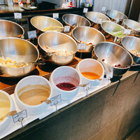 AWkitchen TOKYO 新丸ビル店 - サラダバーはビニール手袋&マスクを使用して自ら取るスタイル
