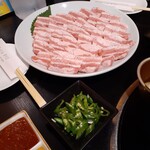 韓国バル RYO - 新鮮な厚切り豚バラ