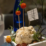 プレゼンテ スギ - 2020.10 ～シェフからの最初の贈り物～ 定点 トマト飴（ミニトマト、ホーリーバジル、竹炭塩）