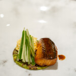 プレゼンテ スギ - 2020.10 千葉の食材で② アメリカナマズ 中骨と蜂蜜とローズマリーの赤ワインソース 刻み胡瓜 辣韮タルタルソース 蓬クレープ