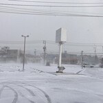 壱龍ラーメン - 店舗駐車場周辺。
            この後さらに吹雪いてきました