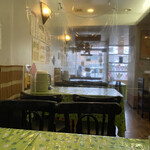 Tonkatsu Katsuya - 飛沫感染防止のシールドが張られた店内雰囲気