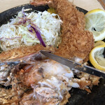お魚処 うおとも - エビの頭を割ると大きな身と共にエビ味噌が