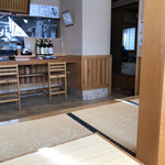 お魚処 うおとも - 店内　カウンターに座敷。広くて清潔です。