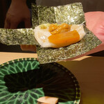 鮨 光史郎 - 下からこぼれないように海苔を配慮して下さいます