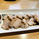 プロカンジャンケジャン - ボッサム 茹で豚に味噌をつけていただく料理です。 白菜の酢漬けがたくさん添えてあり、茹で豚を巻いて食べるとこれが美味しいのです♪